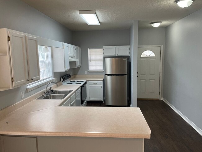 Building Photo - Introducing a Charming Home Retreat Locate...
