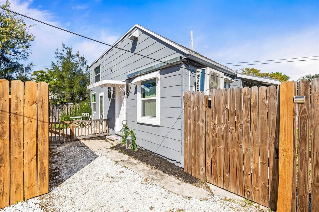 Foto principal - 2867 12th Ave N