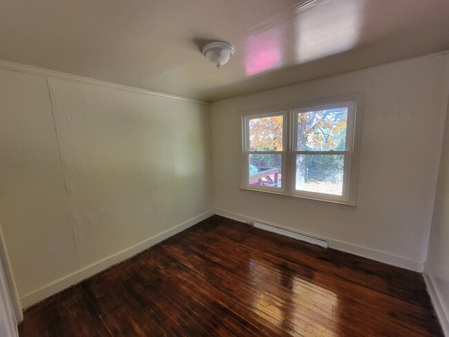 Building Photo - 3 Bedroom 1 Bathroom House