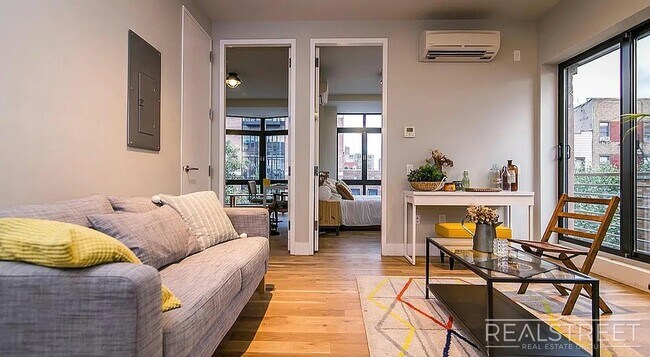 Foto del edificio - Bright 2 Bed / 1 Bath Loft-Style Residence with Multiple Balconies & Premium Amenities