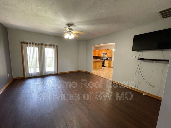 Foto del edificio - 1040 E McDaniel St
