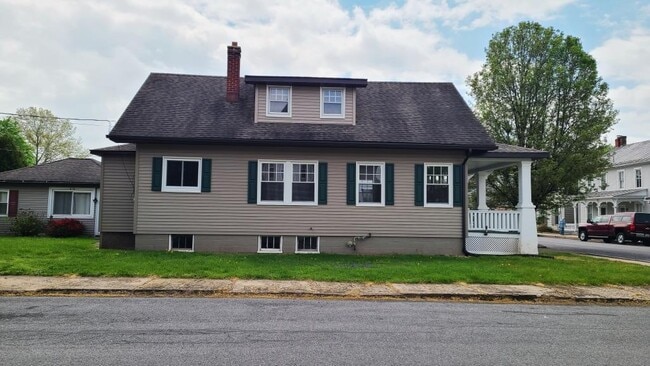 Building Photo - 616 Elm St