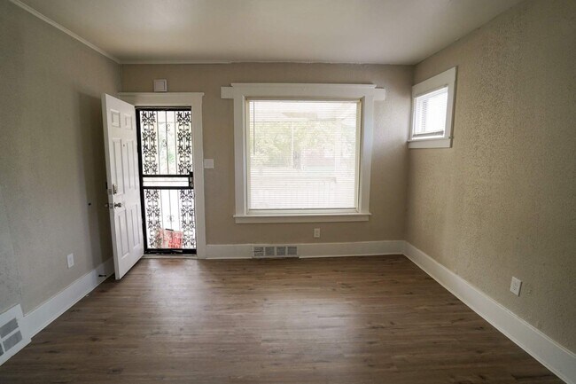 Foto del edificio - Freshly Renovated 3-Bedroom Home – Quality...