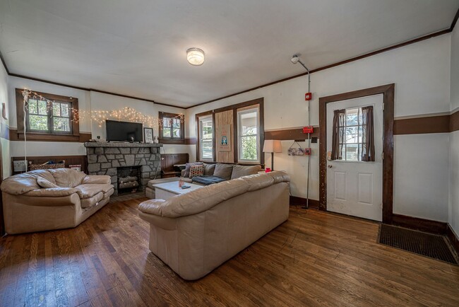 Building Photo - 5 Bed 2 Bath House - Downtown- Available 0...
