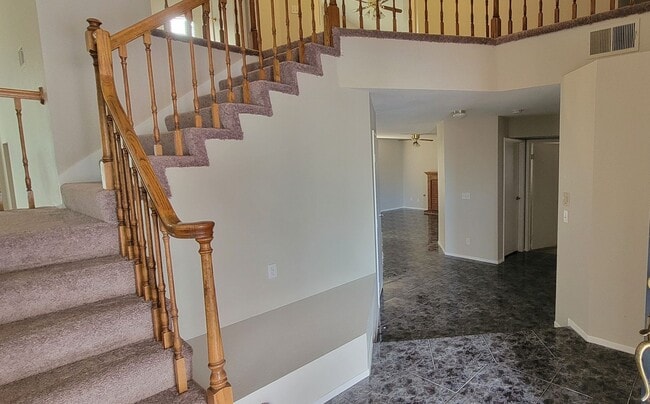 Foto del edificio - 5 bedroom, 3 full bath home in the Lakes!