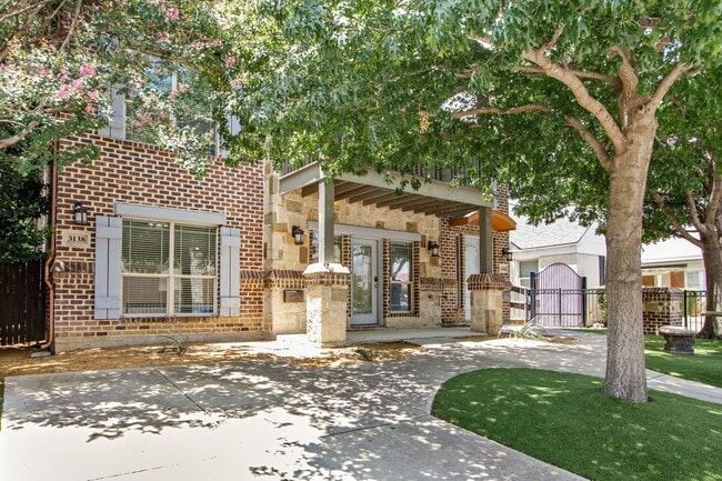 Building Photo - * MOVE IN SUMMER 7/25/2027 * 5 Bed 3 Bath Walk to TCU Light Housekeeping Included