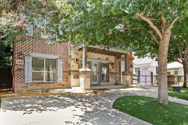 Foto del edificio - * MOVE IN SUMMER 7/25/2027 * 5 Bed 3 Bath Walk to TCU Light Housekeeping Included