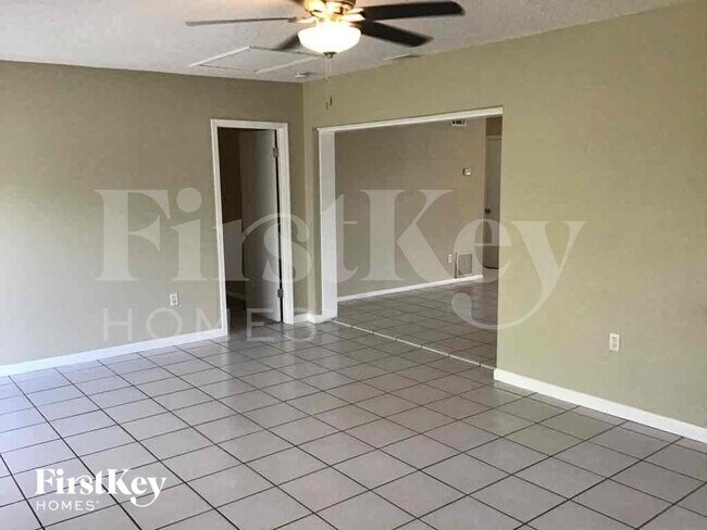 Building Photo - 613 Brittany Ct