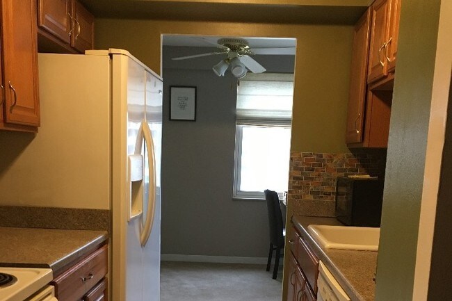 Building Photo - 11850 Edgewater Dr