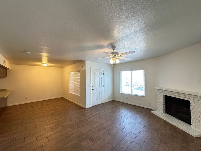 Building Photo - Sierra Oeste