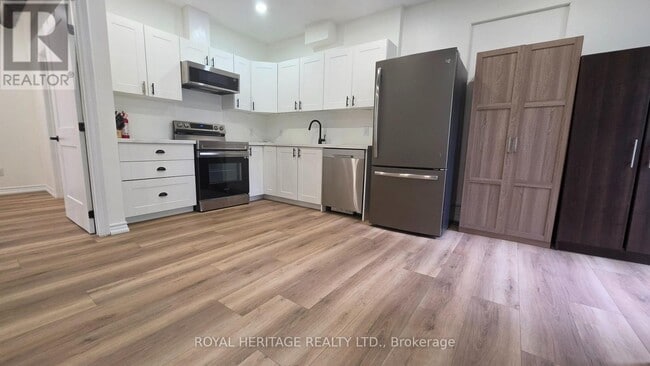 Building Photo - 9 Metropolitan Crescent