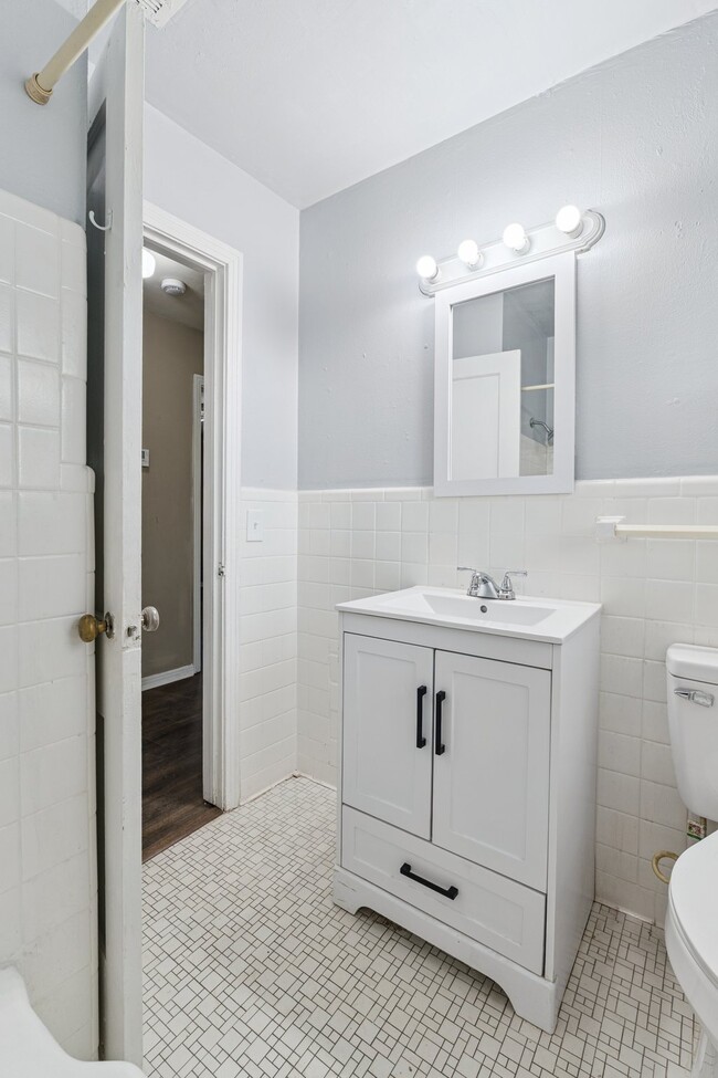 Building Photo - 1416 NE 39th St