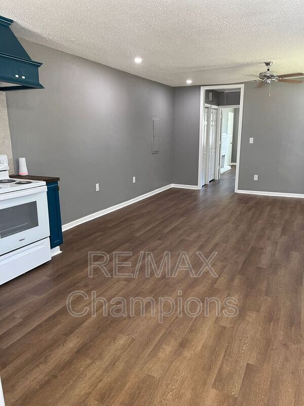 Building Photo - 2603 Garden Dr