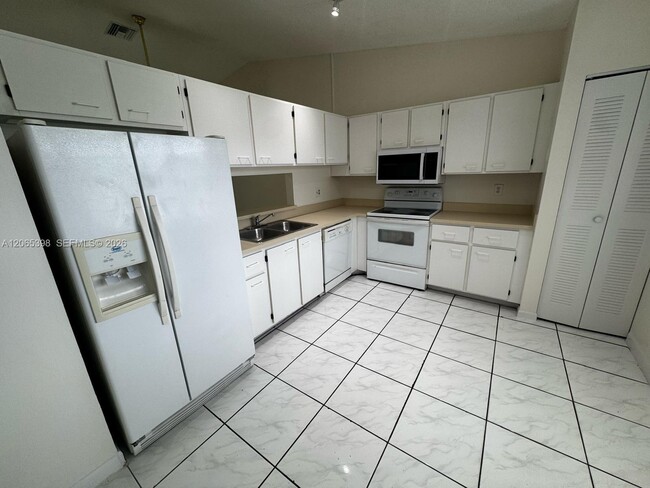 Building Photo - 8848 NW 76th Ct