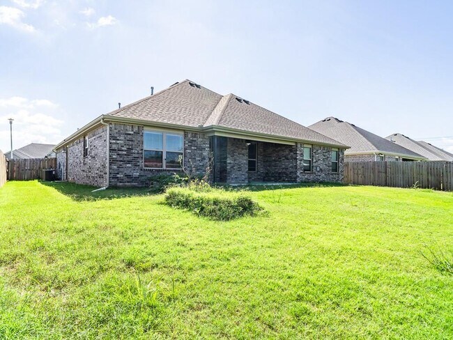 Building Photo - 571 Magnolia Ln