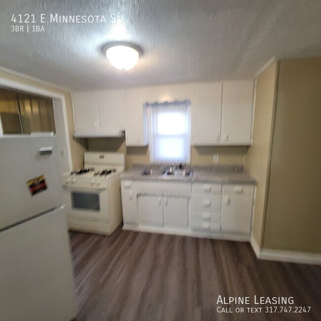 Building Photo - 3BR Southeast House w/2-Car Garage!