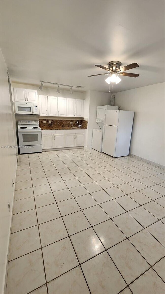 Foto del edificio - 7781 SW 1st St