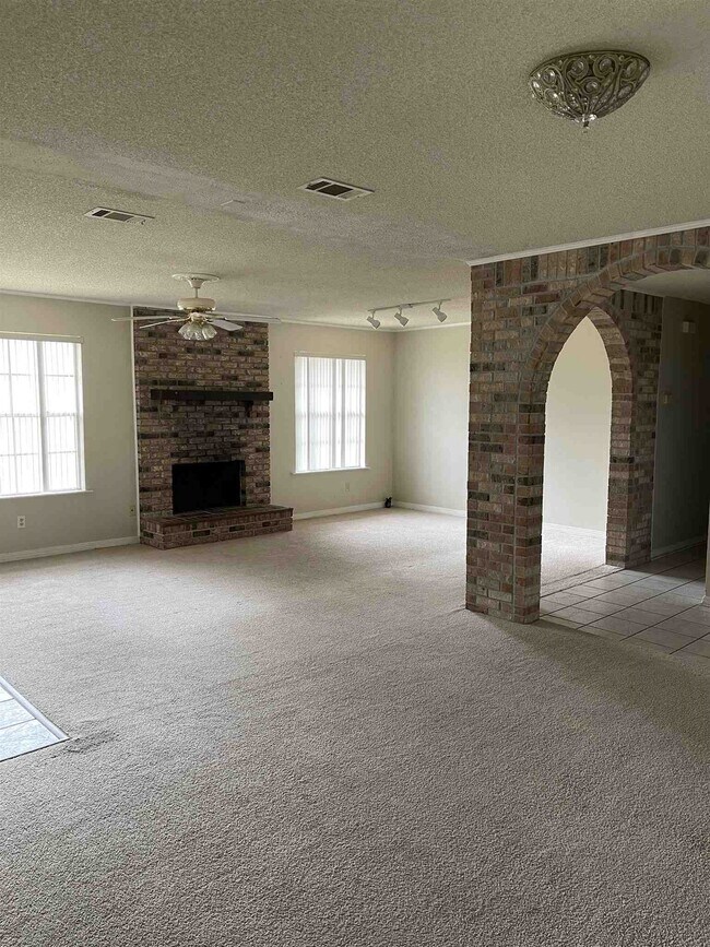 Building Photo - 12081 Longwood Dr