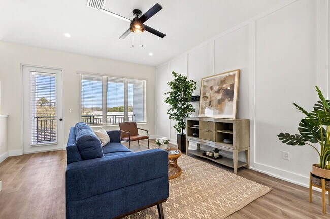 Building Photo - Luxurious 3 Bedroom Condo with Spacious La...