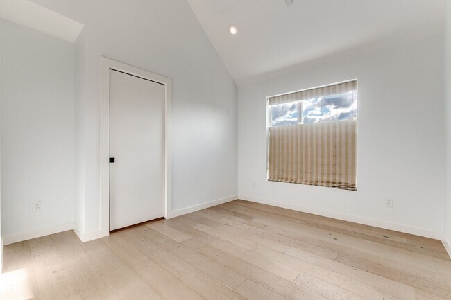 Building Photo - Prime location at Henderson and Ross, Two bedroom Condo w/ Private Drive