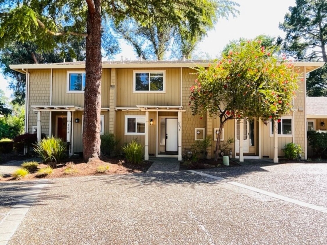 Foto principal - Move-in Ready 2BD/2.5BA Townhome in Westsi...