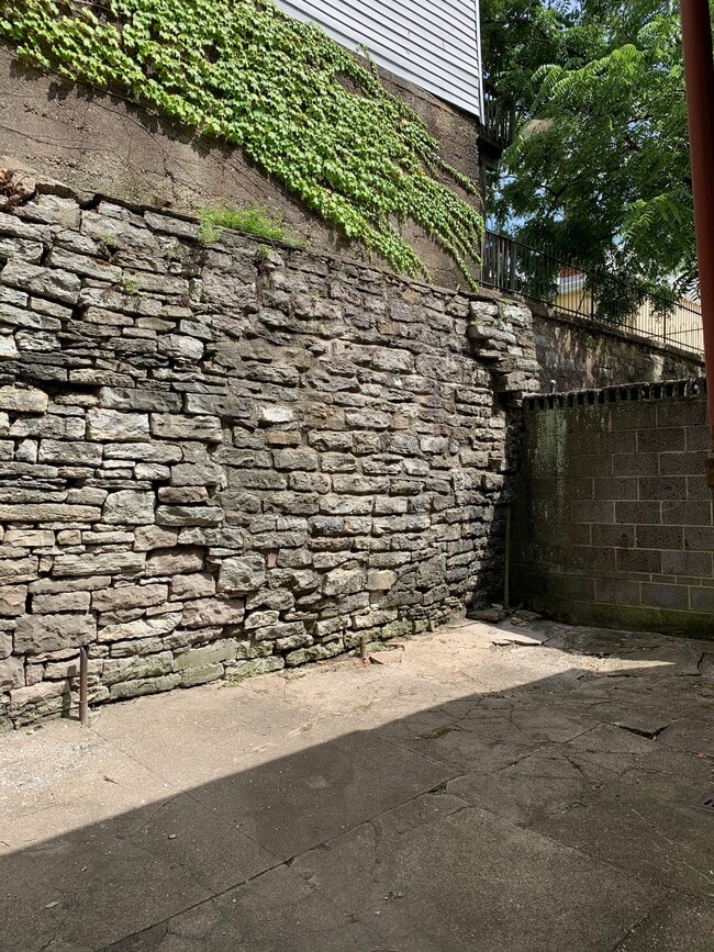 Building Photo - 2210 Victor St