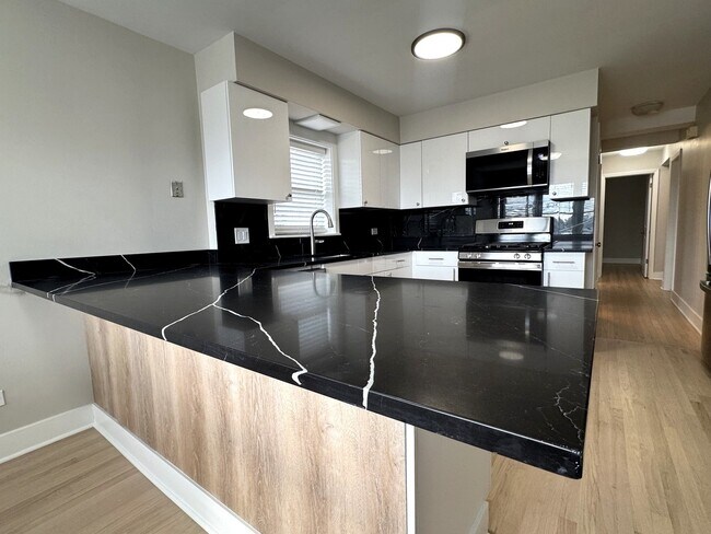 Foto del edificio - 1215 Balmoral Ave