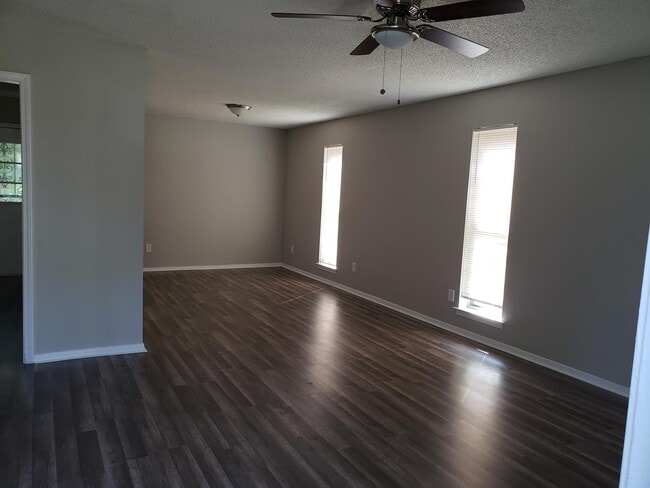 Building Photo - 2304 Winding Path Dr