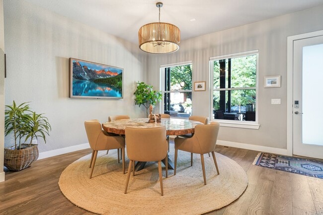 Building Photo - 1364 Vine St