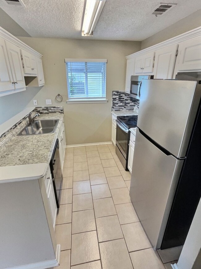 Foto del edificio - Spacious 2 story home in D'Iberville
