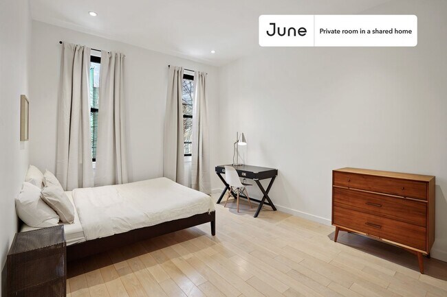 Foto del edificio - Private bedroom in 5 bed/3 bath Home