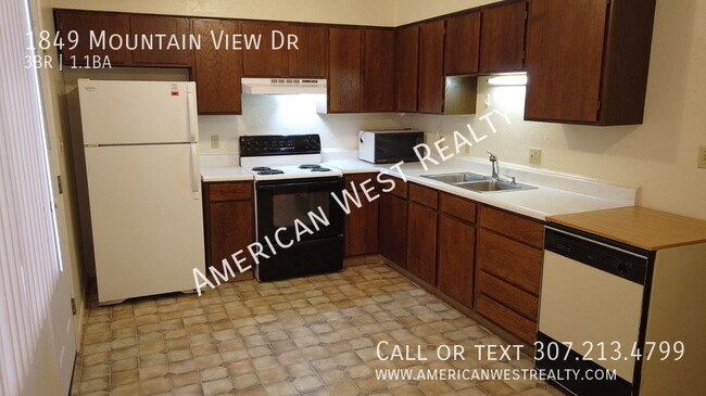 Building Photo - 3bed/1.5 bath townhome