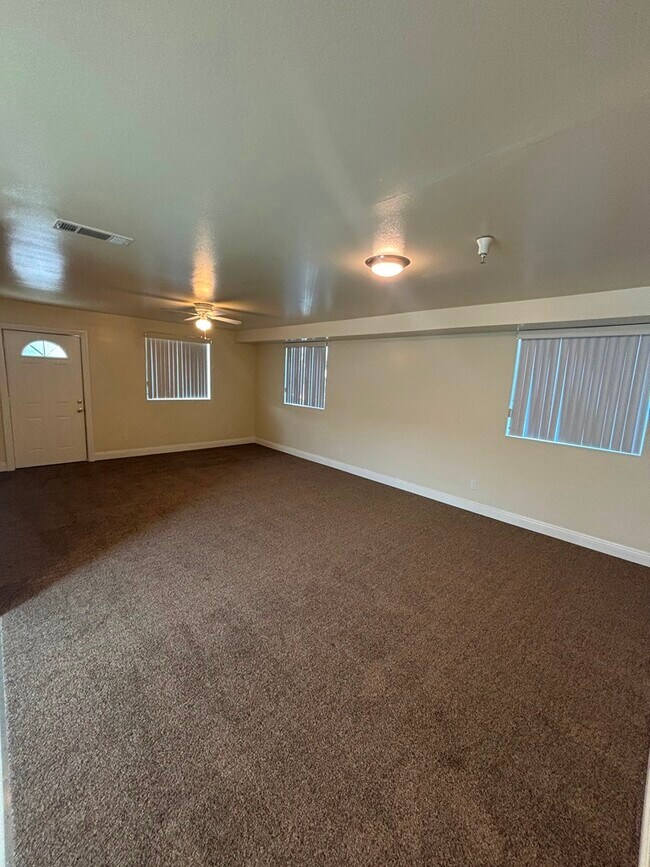 Building Photo - 638 W Colden Ave