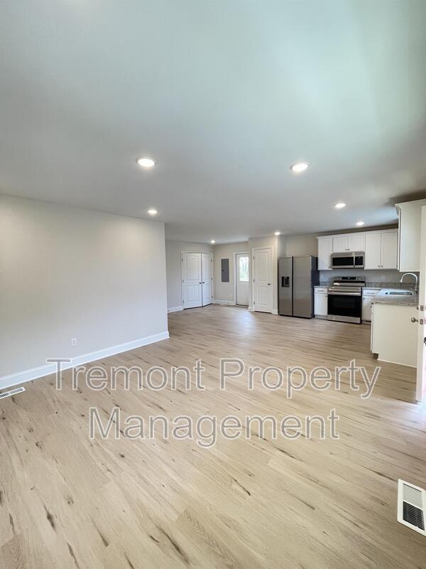 Building Photo - 322 W 41st St