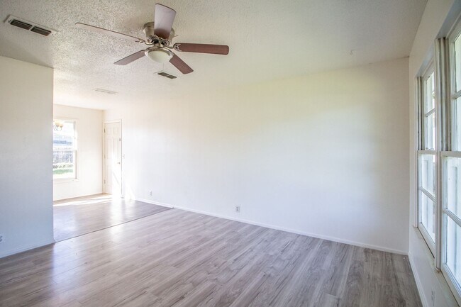 Foto del edificio - 3 Bedroom 1 Bathroom house with lots of charm!