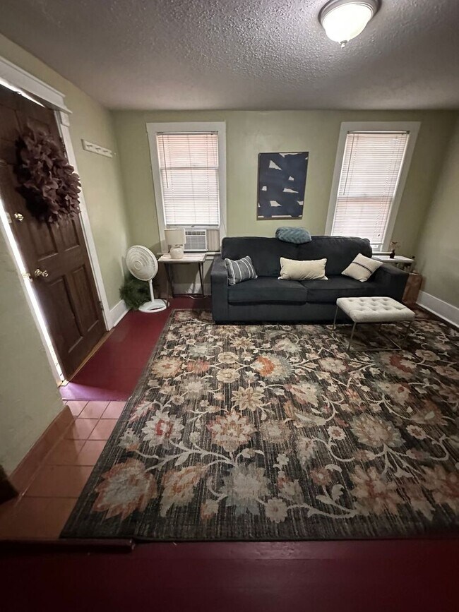 Foto del edificio - Cute Cottage Close to Downtown!