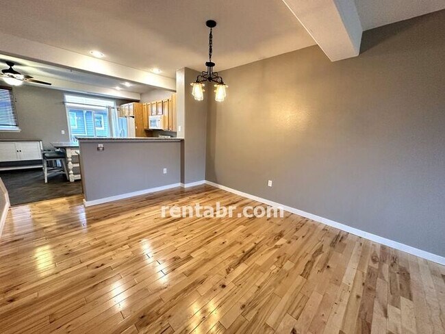 Building Photo - Spacious Townhome in Beautiful Golf Course...