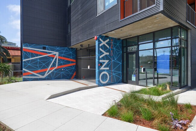 Entrada - Onyx on Park