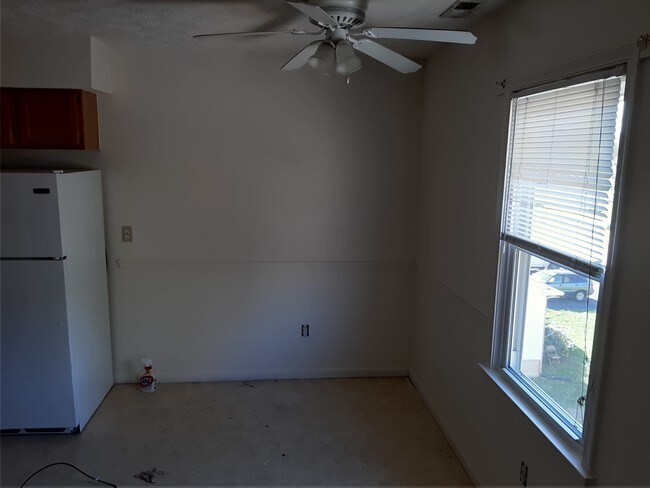 Área de mesa de cocina - 720 King Ave