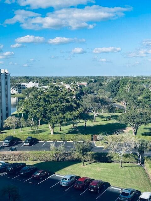 Foto del edificio - 14475 Strathmore Ln