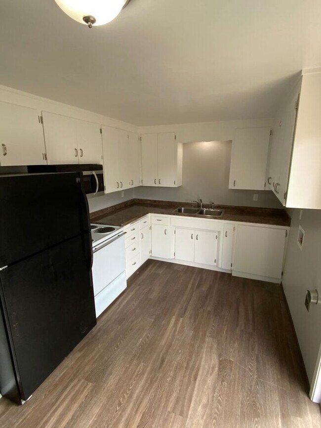 Foto del edificio - Mid Tacoma duplex 2bd 1 bath w/ 1 car garage