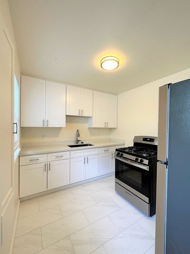 Building Photo - Updated Top-Floor 1 Bed/1 Bath Apartment A...