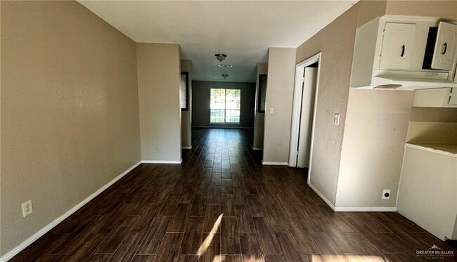 Building Photo - 10 Tulipan Dr