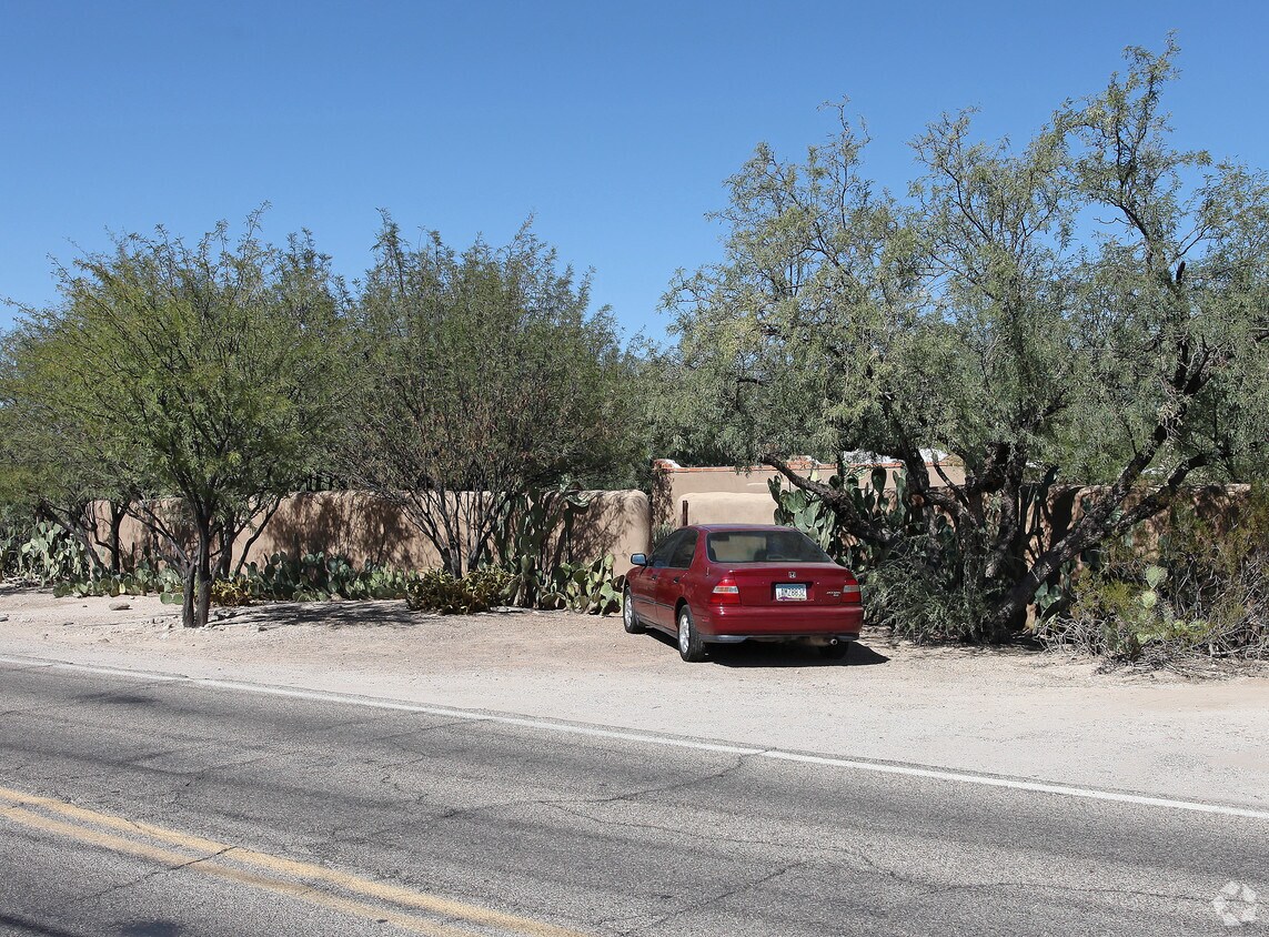 Building Photo - 5349 E Ft. Lowell