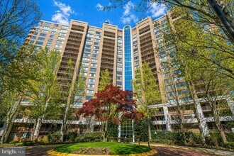 Building Photo - 10101 Grosvenor Pl