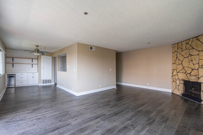 Foto del edificio - 230 S Catalina Ave