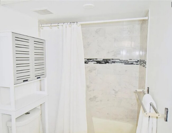 Foto del edificio - 2881 N Oakland Forest Dr