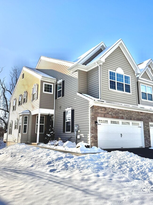 Foto del edificio - THREE BEDROOM TOWNHOME- PARKLAND SCHOOLS!