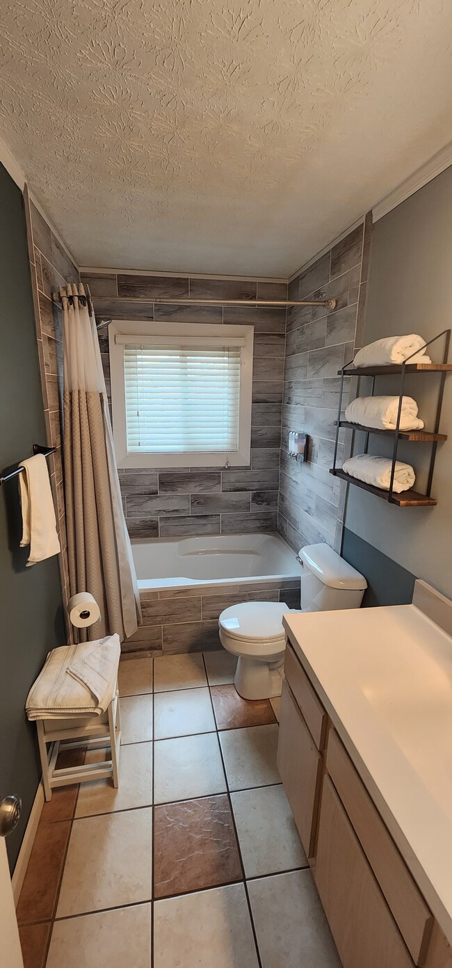 Full bathroom with jetted bath tub - 3049 Baylor Ave