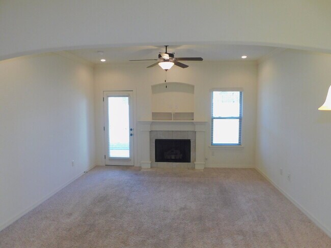 Foto del edificio - Gorgeous! Near Washington Regional and the Bike Trail! To schedule your own showing, 479-341-6744.